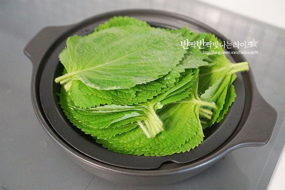 생깻잎으로 만들어도 되지만 찌거나 데쳐서 만들면 조금 더 보드라워요. 연한 것은 생으로 바로 부어주셔도 됩니다. 김이 오른 찜기에 펼쳐 올려줍니다. 열기가 고르게 퍼질 수 있도록 사이사이 공간을 만들어주세요. 뚜껑을 덮고 1~2분 정도 쪄줍니다. 양에 따라 시간을 조절해 주세요. 너무 오래 익히면 향이 날아가니 1분 내외로 쪄주었습니다. 끓는 물에 데칠 때는 소금을 약간 넣고 30초 정도만 살짝 데치면 됩니다. 뚜껑을 열어보면 부드럽게 잘 쪄졌어요. 채반에 펼쳐 올려 열기를 식혀줍니다. 익혀서 만들게 되면 거뭇하게 색이 변할 수 있는데 절임 만들면 자연스럽게 간이 배서 얼룩이 없어집니다.