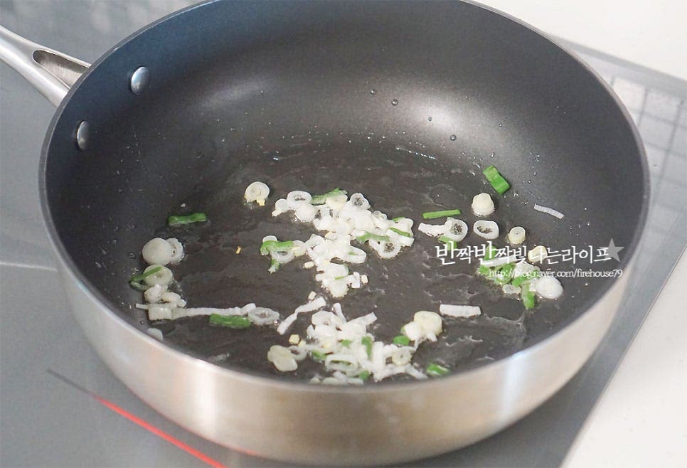 냄비에 식용유 1 큰 술 정도 두른 뒤 대파를 먼저 볶아줍니다. 파의 향이 올라오면 게를 넣고 같이 볶아주어요. 비린내를 잡아주기 위해 청주 1 큰 술 넣어줍니다. 맛술이나 소주도 좋아요. 홍합, 바지락, 새우도 같이 넣고 볶아요.