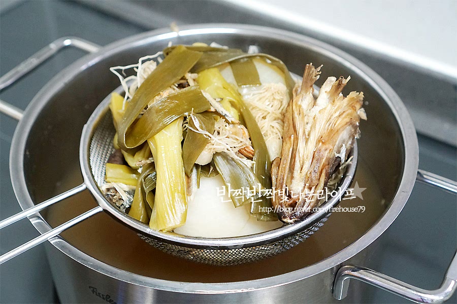 푹 끓인 다음 불을 끄고 뚜껑을 덮은 채 10~20분 정도 놔두어요. 밥을 하고 뜸을 들이는 것처럼 조금 더 우려두면 진한 멸치육수가 되어요. 그리고 건더기는 체에 밭쳐 육수만 보관해 줍니다. 간단한 영상 레시피를 참고해 주세요. 고운 체에 걸러 육수만 보관해 줍니다. 색깔만 보아도 진한 게 구수한 국물 베이스가 우러났어요. 멸치육수 보관은 이삼일 내로 먹을 것은 먹을 만큼만 소분 용기에 담아서 냉장 보관해 줍니다. 가급적 빨리 먹는 것이 좋기 때문에 김치냉장고에 넣어두고 국이나 찌개를 끓여먹어요. 냉동 소분 육수 보관법은 아래 포스팅을 보면 자세하고 유용하게 참고하실 수 있어요. 큰 냄비에 끓여놓으면 한주 내내 유용한 국물 베이스가 된답니다. 진하게 우려내두면 음식에 넣는 소금, 간장 양도 줄고 감칠맛도 살려 요리에 활용할 수 있어요. 날씨가 쌀쌀해지면서 국물요리가 많이 생각나는데요. 멸치육수내는법 참고하셔서 맛있는 국과 찌개, 전골 끓여드세요. 끄읕 !