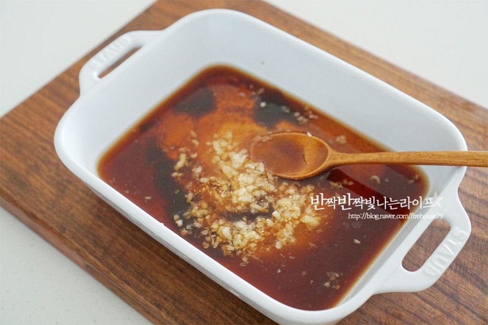 등갈비 양념을 만들어요. 간장이 베이스가 되는 단짠의 소스예요. 진간장 3 큰 술, 굴 소스 1 큰 술 황설탕 1 큰 술, 조청(물엿) 2 큰 술 간 마늘 1 큰 술, 맛술 2 큰 술 생강술(청주) 2 큰 술, 생강가루 1/4 작은 술 참기름 1 작은 술, 후추 약간 넣어주어요. 설탕 입자가 녹도록 고르게 섞어줍니다. 간을 보고 입맛에 맞게 단맛은 조절해 주세요.