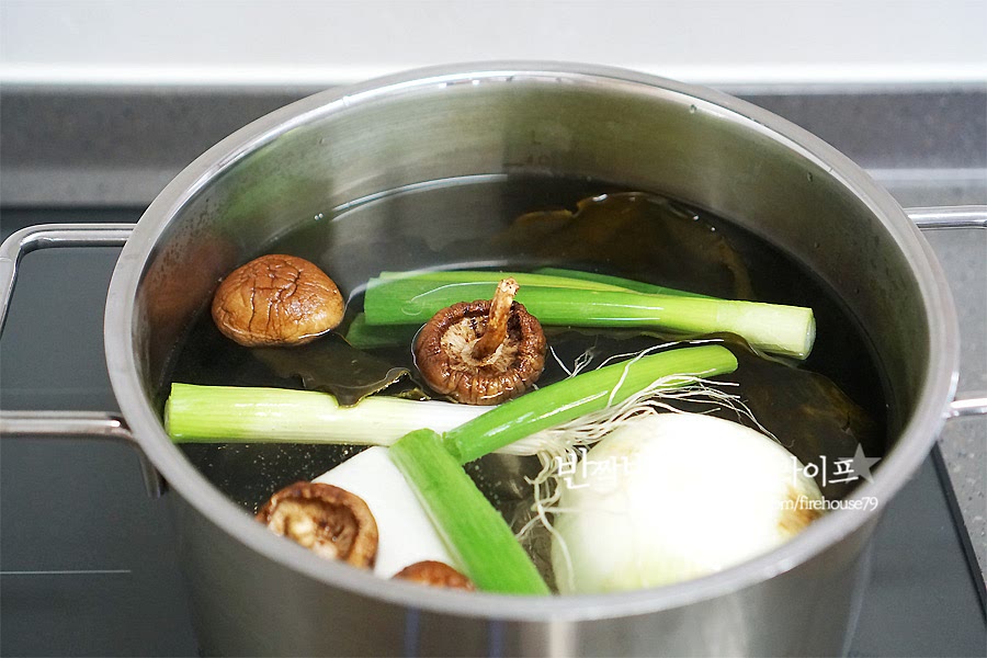 큰 냄비에 물 3.5L를 넣고 무, 대파, 양파 큰 다시마 한 개, 건표고버섯 4개를 넣고 먼저 끓여줍니다. 진한 육수 내는법 비법 중 하나가 바로 파뿌리를 넣어주는 것인데요. 저 같은 경우 대파를 살 때 뿌리까지 있는 걸로 사 와서 손질할 때 뿌리 부분은 흙을 깨끗하게 씻어내어 말려둡니다. 뿌리까지 들어가면 국물이 훨씬 더 진하게 우러나요.