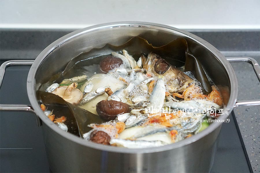 야채를 넣고 끓이던 물이 끓으면 이때 손질해둔 멸치, 디포리, 건새우, 황태머리를 넣어줍니다. 바다 재료들은 보글보글 끓을 때 넣어주어야 비린내를 날려줄 수 있어요.