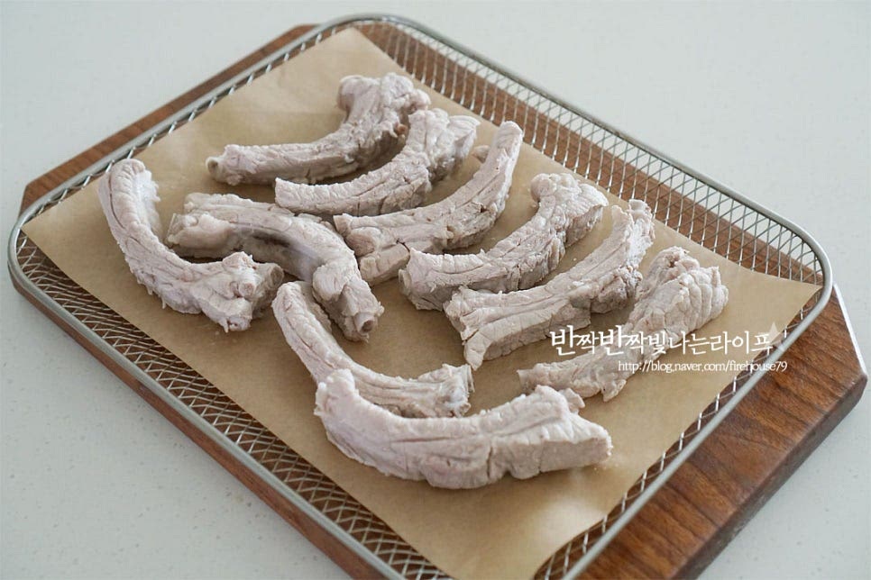 데친 등갈비는 바스켓에 겹치지 않게 올려줍니다. 에어프라이어 등갈비 190도 5분 구워줍니다. 초벌구이를 해준 뒤 양념을 발라 다시 구워줄 것이에요. 기기의 사양에 따라 시간과 온도는 조절해 주세요.