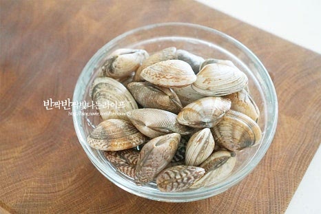 낙지와 함께 조개가 들어가면 국물 맛이 더 시원하고 깊어집니다. 바지락은 소금물에 담가 해감한 뒤 세척하여 준비해둡니다. 무는 한입에 먹기 좋은 두께로 나박썰기하고 배추는 길게 2~3등분 한 뒤 길게 썰어줍니다. 새송이버섯도 배추와 길이를 맞추어 잘라주세요. 대파는 길게 반으로 가른 뒤 5cm 정도 길이로 썰고 미나리도 대파와 비슷하게 자르고 홍고추는 어슷하게 썰어줍니다. 재료들은 입맛에 맞게 준비해주세요.