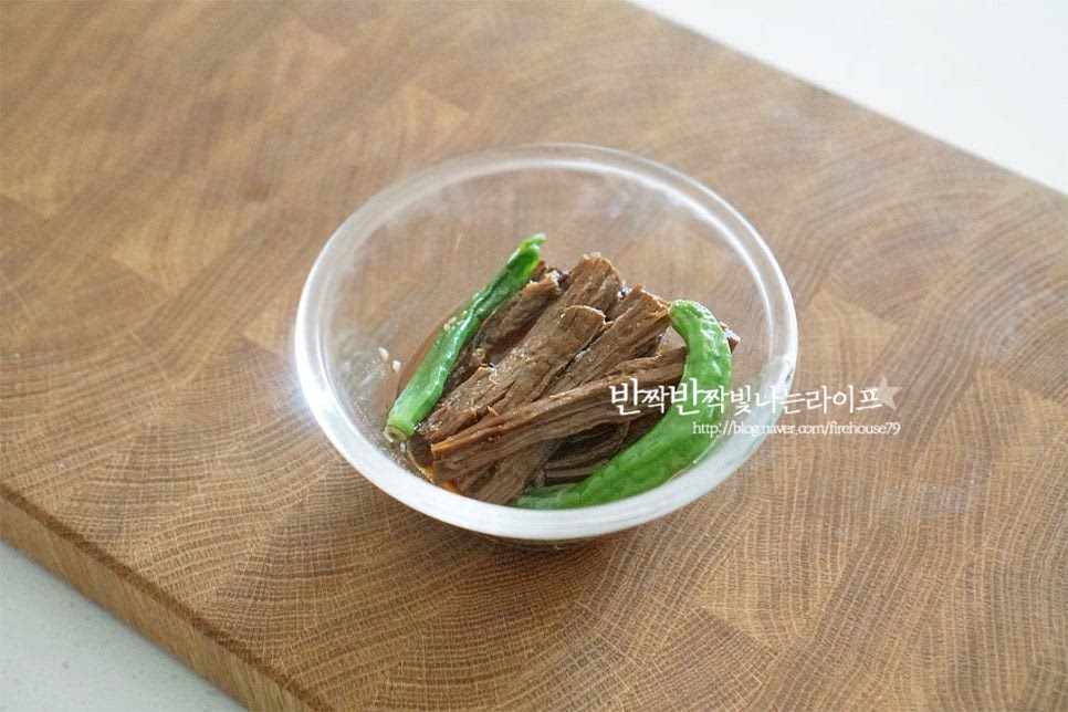 소고기, 돼지고기 장조림 모두 좋아요. 꽈리고추도 같이 만든 것이라 향긋하게 같이 곁들여주었는데 개운하게 잘 어울립니다. 고기는 먹기 좋게 찢어주고, 간장 소스는 따로 준비해요.