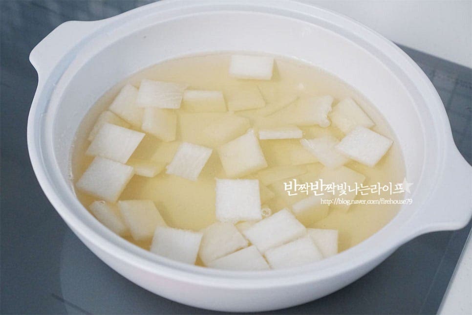 육수에 무를 넣고 끓여줍니다. 끓어오르면 새우젓 1 작은 술, 참치액 1 작은 술, 간 마늘 1/2 큰 술을 넣어줍니다. 새우젓은 건더기만 넣어주었습니다. 새우젓으로 시원하게 맛을 내어주었습니다. 참치액은 국간장으로 대체 가능합니다. 양념재료를 넣고 한소끔 끓여줍니다. 무가 투명빛이 나기 시작하면 바지락조개를 넣어줍니다. 조개가 입을 2/3 정도 벌리고 익으면 배추, 버섯을 넣어줍니다. 버섯이 숨이 죽으면 대파와 고추를 넣어주세요. 다시 끓어오르면 낙지를 넣어줍니다. 낙지는 오래 끓이면 식감이 질겨지므로 마지막에 넣고 야들야들하게 식감을 살려주세요. 낙지가 익으면 미나리도 넣어줍니다. 마지막에 미나리의 향긋함이 느껴진답니다. 부족한 간은 천일염 조금 넣고 맞추어주세요. 맑은 국물의 연포탕 만들기 완성입니다.