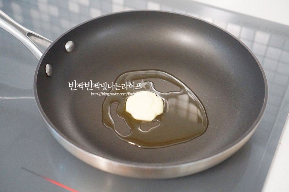 달군 팬에 올리브오일 2 큰 술, 버터 1 큰 술을 넣고 녹여줍니다. 고소한 버터를 같이 넣어주면 더 눅진하고 풍부해집니다. 버터가 녹으면 다진 마늘과 양파를 넣고 타지 않게 중약 불로 낮추어 향을 내며 볶아줍니다. 입자가 고운 마늘은 타기 쉬우므로 불 조절을 하여 은은하게 향을 내어주세요. 재료의 향이 향긋하게 느껴지면 새우를 넣어줍니다. 소금, 후추 약간 뿌려 밑간해줍니다. 화이트 와인 1/2 큰 술을 뿌려 비린내를 잡아주고, 풍미를 살려줍니다. 너무 많이 넣으면 쓴맛이 날 수 있어요. 새우가 익을 수 있도록 저어가며 익혀줍니다. 탱글탱글하게 익으면 먹음직스럽게 토핑 해줄 3~4마리는 따로 담아둡니다. 따로 올려주면 재료가 한눈에 보여 더욱 먹음직스럽게 만들 수 있습니다.