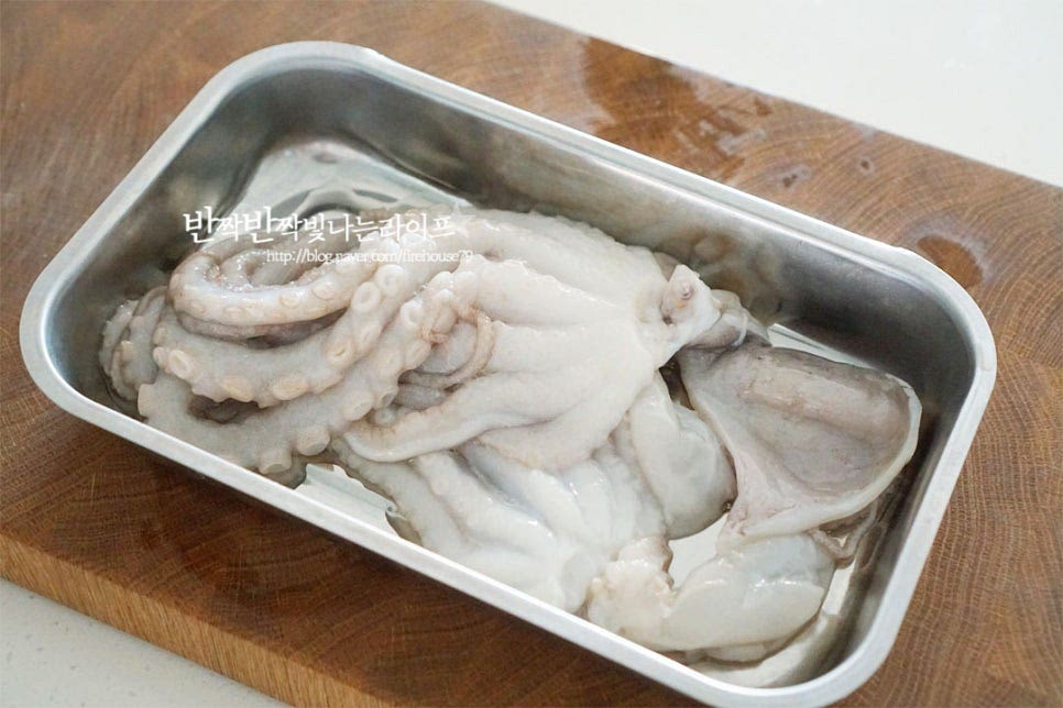 냉동 낙지를 준비했습니다. 몸통 안쪽의 내장, 눈과 입을 제거해 줍니다. 기본 손질이 된 것이라 먹기 좋게 세척해 주었습니다. 큼직한 크기의 볼에 해동한 재료를 넣고 밀가루 2 큰 술, 굵은소금 2/3 큰 술을 넣고 바락바락 문질러 세척합니다. 밀가루가 빨판의 이물질을 흡착하여 제거해 주며 굵은소금을 같이 넣으면 냉동된 식감이 더 탱탱해집니다. 문질러준 뒤 깨끗하게 헹구어줍니다.