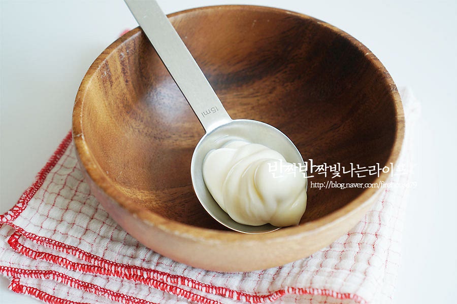 볼에 소스 재료를 담아줍니다. 가장 기본이 되는 재료가 마요네즈와 고추냉이인데요. 마요네즈 4T, 다진 양파 3T, 레몬즙 2T, 꿀 0.5T, 소금과 후추 약간 고추냉이 취향껏 넣어줍니다. 재료를 볼에 담고 그대로 섞어주면 된답니다. 정말 간단하죠^^ 알싸한 풍미의 고추냉이 같은 경우 입맛에 따라 넣어주시면 되는데요. 저는 조금 넣어보고 간을 본 뒤 더 넉넉하게 넣어주었어요. 레몬즙이 들어가서 상큼하면서도 고추냉이의 알싸함이 어우러져 연어와 특히 잘 어울린답니다. 구운 스테이크 위에 곁들여도 되고, 회 위에 올려서 먹음 찰떡이에요. 생연어를 사 와서 양파 슬라이스 올리고 소스 올려주면 꿀조합이에요. 케이퍼는 취향껏 곁들이고요. 만들기 영상을 보면 더 간단하답니다. 홀스래디쉬소스 만들기 하나면 집에서도 외식하는 분위기 내며 맛있게 연어 소스를 즐길 수 있어요. 크리미하면서도 알싸한 풍미가 입맛을 돋우며 생선과 정말 잘 어울려요. 맛있게 만들어 드세요. 끄읕 ! 연어스테이크 포스팅도 같이 참고해 주세요.