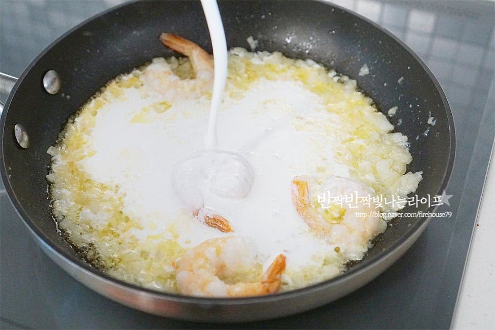 리조또는 토마토, 크림, 로제와 같이 여러 가지 베이스로 만들 수 있는데요. 고소한 크림소스 같은 경우 우유 또는 생크림을 넣고 농도를 조절해 줍니다. 쌀알로 만들 때는 육수도 필요하고요. 오늘은 간단하게 생크림을 준비해 주었는데 우유나 쿠킹크림을 넣어도 좋습니다. 생크림 200ml, 치킨스톡 1/2 작은 술 넣어줍니다. 육수 대신 치킨스톡을 넣어 진한 감칠맛을 더해주는데요. 농축 정도에 따라 양을 조절해 주면 됩니다. 자작하게 끓여줍니다. 끓어오르면 찬밥을 넣어줍니다. 리조또를 만들 때 밥을 활용하여 만들면 보다 간단하게 요리할 수 있어요. 밥알의 식감을 살릴 수 있도록 차가운 밥이나 즉석밥, 된밥을 넣어주세요. 밥알을 잘 풀어 섞어준 뒤 바질페스토 4 큰 술을 넣어줍니다. 직접 만든 수제 바질페스토를 넣어 향이 더 깊고 고소한 맛이 진한데요. 페스토에 따라 양을 조절하여 간을 맞추어주세요. 잘 섞어가며 진하게 끓여줍니다. 부드럽고 촉촉하게 농도가 맞추어지면 파르메산치즈를 갈아 넣어줍니다. 치즈가 들어가면 더 꾸덕꾸덕해지면서 크림리조또의 고소하고 진한 풍미를 살릴 수 있습니다. 하드치즈가 없다면 슬라이스치즈도 좋습니다. 부드럽게 졸아들면 소금, 후추로 간을 하여 마무리해요. 리조또 만드는 법은 밥을 활용하면 생각보다 어렵지 않게 요리할 수 있는데요. 크림소스의 진한 맛에 더해진 바질의 산뜻한 향이 정말 잘 어울려 별미에요. 베이컨이나 버섯을 넣은 기본 스타일도 맛있지만 바질페스토를 더해주면 맛의 깊이가 풍부해진답니다. 영상도 같이 담았어요. 부드럽고 고소하게 씹히는 식감과 탱글탱글한 새우, 산뜻한 바질페스토가 어우러져 더 맛나게 즐길 수 있습니다. 고소하고 향긋함이 가득한 바질페스토 리조또 만들기 찬밥을 활용한 간단한 레시피로 맛있게 요리해 드세요. 끄읕 ! 직접 만드는 수제 바질페스토 만들기는 아래에서 함께하세요~