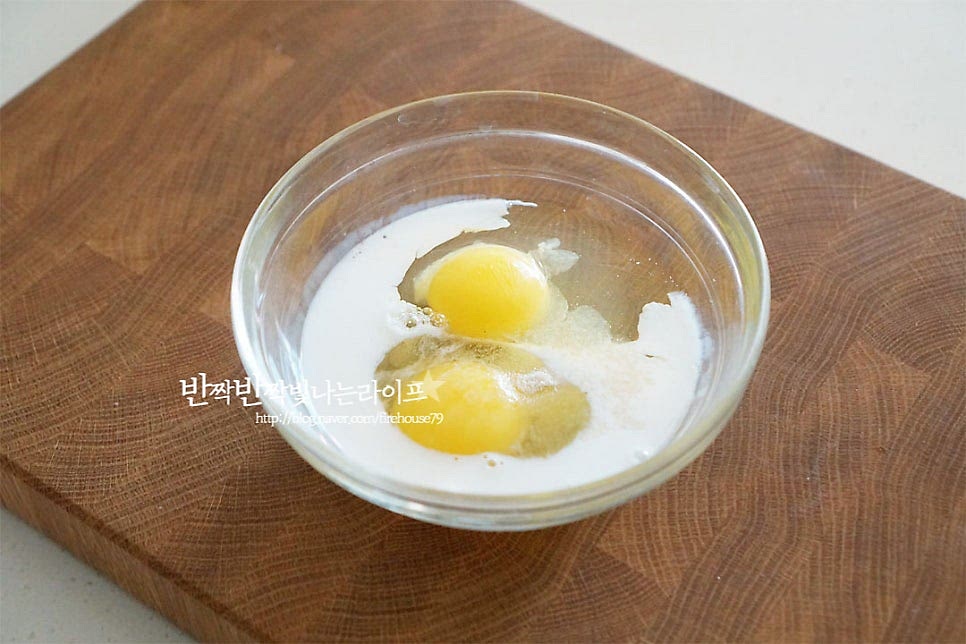 게란프라이를 반숙으로 구워서 먹어도 맛있지만 버터의 고소한 풍미를 더해주기 위해 부드럽게 스크램블을 만들어 곁들여 줄 것이에요. 넉넉한 크기의 볼에 달걀을 풀고 우유 2 큰 술, 소금 한 꼬집 맛술 1/2 작은 술 넣어줍니다. 우유를 넣어주면 식감이 더 보드라워요. 덩어리 없이 부드럽게 잘 풀어줍니다. 우유가 들어가서 잘 풀어져요. 달군 팬에 식용유 약간 두르고 풀어놓은 계란물을 부어줍니다. 타지 않도록 중약 불로 조절한 뒤 먼저 익는 겉에서부터 안으로 살살 저어가며 익혀주세요. 수분감이 남아있는 정도도 촉촉하게 익으면 불을 꺼줍니다. 모두 익혀서 드시고 싶다면 조금 더 수분을 날려 볶아주세요.