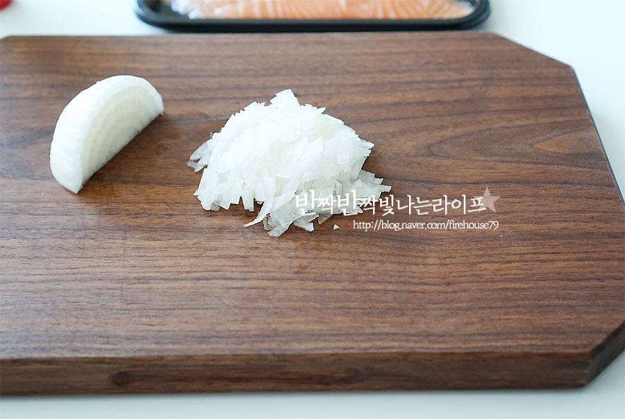 양파는 1/4개 안되게 잘게 다져 썰어주었어요. 대략 3 큰 술 정도예요.