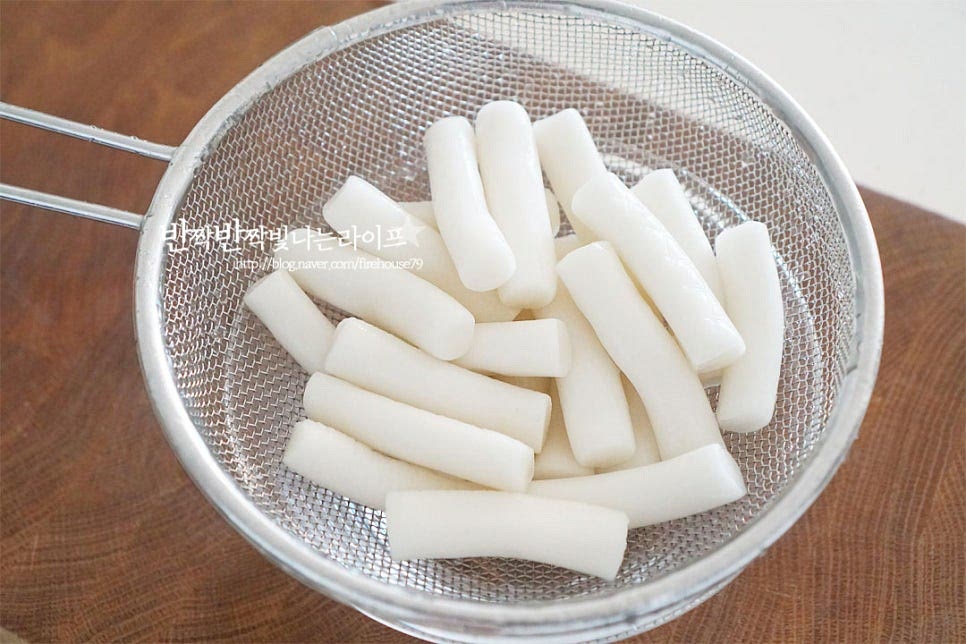 류수영 떡볶이는 밀떡으로 만드는데 저는 오늘 쌀떡으로 요리했습니다. 밀떡은 소스사 잘 스며들고 쌀떡은 쫄깃한 식감이 좋은데요. 입맛에 맞게 좋아하는 종류를 준비한 뒤 흐르는 물에 가볍게 씻어주세요.