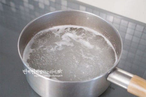 올살산칼슘이라는 독성과 아린맛을 제거하기 위해 끓는 물에 데친 뒤 요리합니다. 냄비에 재료가 잠길 정도로 쌀뜨물을 붓고 끓어오르면 굵은소금 1 작은 술을 넣어줍니다. 쌀뜨물이 준비되어 있지 않았다면 밀가루나 쌀가루를 풀어주셔도 좋습니다. 끓는 상태로 손질한 토란을 넣고 3분 정도 데쳐줍니다. 크기에 따라 시간은 조절해 주고 많이 익어도 국에 넣어 끓일 때 부서져서 국물이 탁해질 수 있습니다. 찬물에 헹군 뒤 물기를 털어주고 먹기좋게 큼직하게 반으로 잘라줍니다. 크기에 따라 그대로 조리해도 좋습니다.