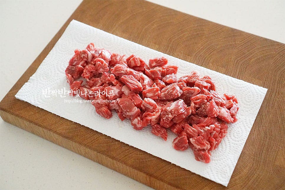 소고기는 양지 국거리용을 준비했습니다. 양지는 끓일수록 깊은 맛이 우러나 국물요리에 잘 어울리는 부위입니다. 키친타월로 핏물을 제거해줍니다.