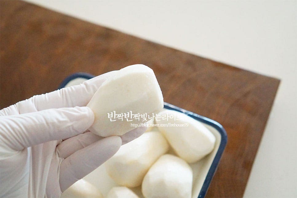 깐토란 300g 정도를 준비했습니다. 겉보기에는 작은 감자같이 생겼지만 만져보면 미끄러운데요. 손에 직접 닿았을 때 간지러울 수 있기 때문에 꼭 장갑을 착용하여 손질하는 게 좋습니다. 껍질이 있는 것은 필러나 칼로 제거해 주세요.