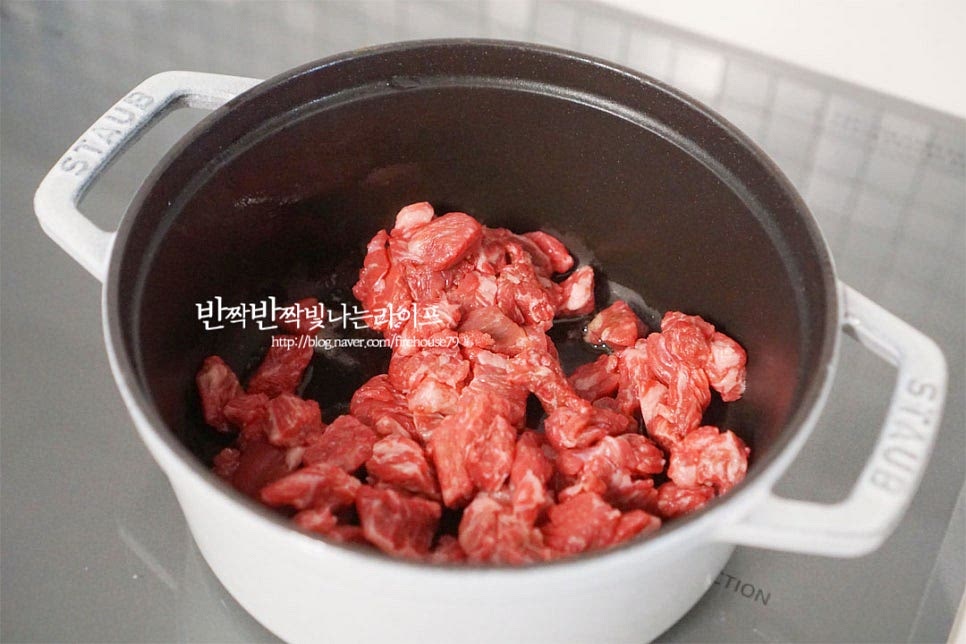 냄비에 참기름 1 큰 술을 두르고 소고기를 볶아줍니다. 겉면이 익으면 국간장 1/2 큰 술을 넣고 밑간해서 볶아줍니다. 핏기 없이 볶아지면 무도 함께 넣고 2~3분 정도 볶습니다.