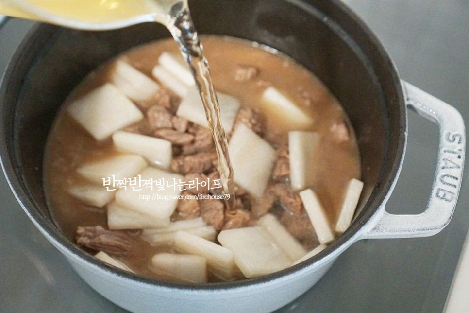 채수 또는 육수, 물을 부어줍니다. 맑고 시원한 육수로 재료의 맛을 살려 깔끔하게 맛을 내어주는 게 중요합니다. 넉넉하게 1.2L 정도 부었는데 양에 따라 조절해 주면 됩니다. 다시마 3조각도 함께 넣고 끓이다가 끓어오르면 2분 정도 있다가 건져내어줍니다. 무가 반 이상 익은 뒤 토란을 넣어줍니다. 다시 끔 끓어오르면 국간장 1/2 큰 술, 참치액 1 큰 술, 간 마늘 1 작은 술을 넣어줍니다. 재료가 익을 수 있도록 한소끔 끓여줍니다. 토란이 많이 익으면 부서지면서 국물이 탁해지는 익는 정도에 따라 끓입니다. 부족한 간은 소금으로 맞추고 대파를 넣고 마무리합니다.