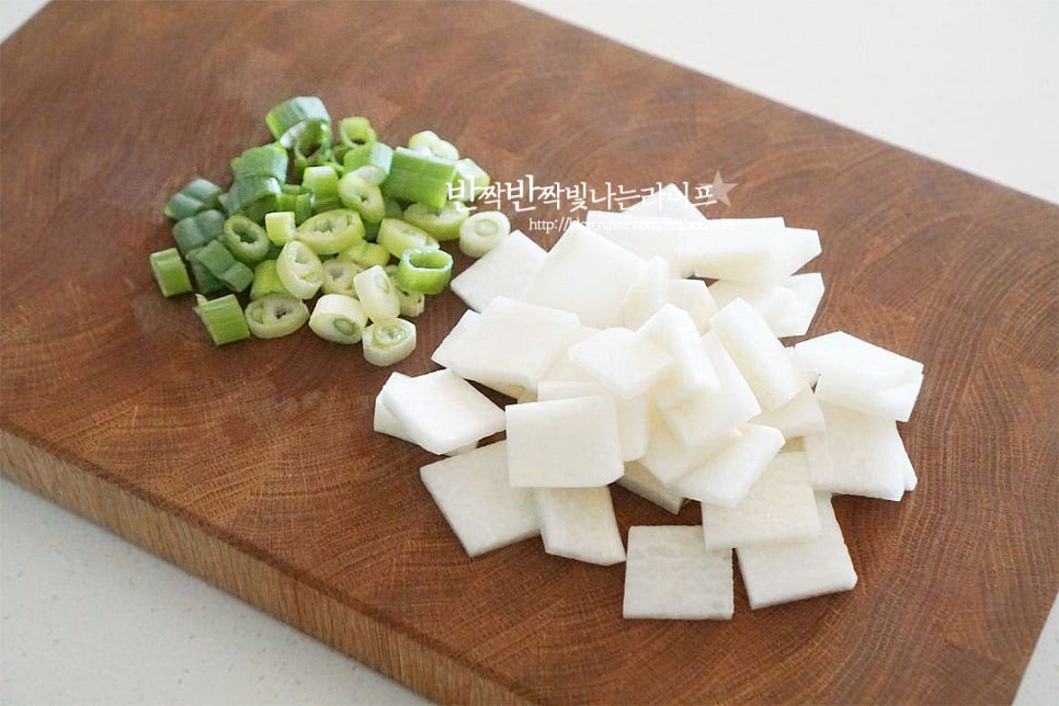 무는 사방 2~3cm 정도로 먹기좋게 나박하게 썰고 대파는 송송 썰어 준비합니다. 무와 대파가 들어가 국물 맛이 시원합니다. 소고기 양지머리 육수를 내어 끓이기도 하는데 오늘은 간단하게 국거리를 사용해 끓여줄 것이라 채수를 준비했습니다. 물 1.4L에 대파 1대, 무 한 조각, 다시마 손바닥 크기 한 장을 넣고 깔끔하게 육수를 내어주셔도 좋습니다.