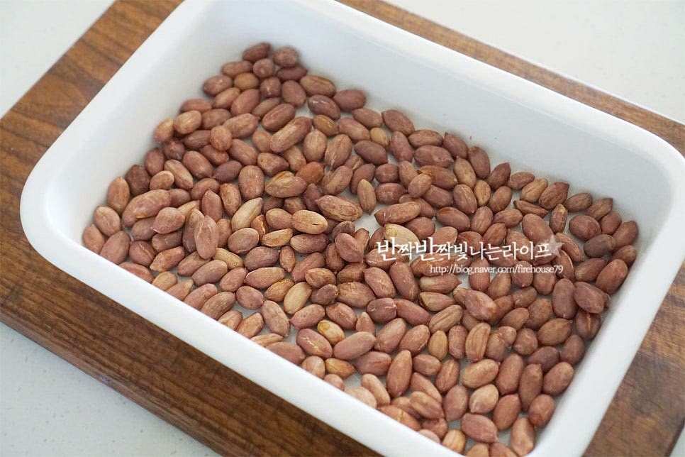 뜨거우니 식힌 뒤 먹음 되는데요. 열이 식으면 껍질도 잘 벗겨져 알맹이만 먹기 좋아요. 모두 식힌 뒤 눅눅하지 않게 보관해 주는데요. 볶음땅콩 보관법은 간단합니다. 지퍼백이나 밀폐용기에 담아 김치냉장고에 보관해 주면 되는데요. 생각보다 산패가 잘 되기 때문에 꼼꼼하게 담아두는 게 좋으며 실리카겔 같은 식품 제습제를 같이 넣어두면 바삭 고소하게 맛볼 수 있습니다. 집에서 직접 볶아서 먹어보면 고소한 풍미를 제대로 맛볼 수 있는데요. 바삭하고 고소함이 진해서 자꾸만 손이 가요. 그렇다고 과다 섭취하게 되면 배탈이 날 수 있으니 주의하여 먹음 되어요. 영상도 같이 담았어요. 껍질을 벗겨 먹어보면 오독오독 식감도 맛이 좋고 먹을수록 입안 가득 구수해요~ 식감과 맛, 향까지 골고루 맛이 좋답니다. 땅콩볶는법 생땅콩을 고소함 살려 맛있게 즐겨보세요^^ 끄읕 !