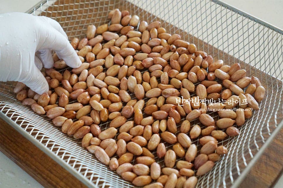 에어프라이어 바스켓 위로 넓게 펼쳐서 올려줍니다. 한 번에 많이 볶기 보다 크기에 맞추어 겹치지 않게 펼쳐 올린 뒤 구워주어야 골고루 열이 전달되어 전체적으로 고르게 익습니다. 기기에 넣고 볶아줄 것인데요. 프라이팬에 볶는법은 불 조절을 해가며 타지 않게 20~30분을 계속 저어가며 볶아주어야 하지만 에프를 활용한 땅콩볶기는 10~15분이면 충분하고 내내 불 앞에 서있지 않아도 되어 간단해요. 에어프라이어 170~180도 설정한 뒤 10분 구워줍니다. 기기의 종류와 양에 따라 온도와 시간을 조절해 주면 되어요. 온도가 너무 높으면 타서 쓴맛이 날 수 있으니 처음 요리해 본다면 중간에 익는 정도를 확인하여 시간을 조절해 주는 것이 좋습니다. 10분 돌린 뒤 한번 가볍게 뒤적여 섞어주고 3분 더 구워 노릇하게 볶았습니다. 총 170도 13분 구웠어요. 속까지 고소하게 잘 볶아지면 완성입니다. 잔열로 계속해서 열이 전달되어 볶아지니 타지 않게 만들어지면 마무리해 주면 되어요.