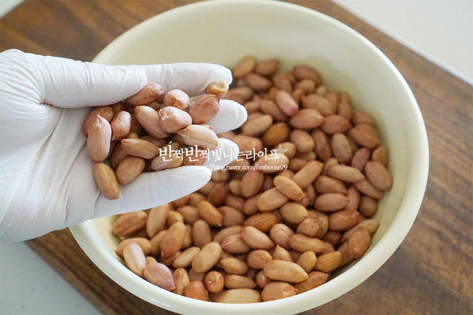 겉껍질이 벗겨진 것을 준비했어요. 알알이 들어있는 것은 껍질을 벗겨 땅콩알만 분리해 볶아서 먹음 된답니다. 볶음 이외에 삶거나 조림, 튀겨서 먹어도 맛있어요. 물에 서너 번 살살 흔들어 씻어줍니다. 물에 담가둘 필요 없이 바로 헹구어 물기를 털어주면 되어요. 가볍게 세척하여 겉의 잔가루나 먼지를 깔끔하게 정돈해 주었어요. 체에 밭쳐 물기를 털어줍니다. 올려두면 자연스럽게 물기가 말라요.