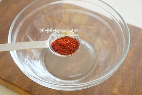 골뱅이무침을 만들 땐 양념장 하나만 알면 재료를 먹기 좋게 손질하여 버무려주면 완성이라 간단하게 요리할 수 있어요. 먼저 넉넉한 크기의 볼에 양념재료를 섞은 뒤 재료를 넣어주도록 할게요. 굵은/고운 고춧가루 1/2 큰 술 씩 고추장 1/3컵, 식초 1/3컵 황설탕 1/3컵을 넣어줍니다. 백종원 레시피는 비율이 단순하기 때문에 기본 재료를 입맛에 맞게 단맛과 신맛을 조절해 주면 됩니다. 새콤달콤하게 식초와 설탕을 조절해 주고 고운 고춧가루 대신 굵은 것으로 넣어도 좋습니다. 추가로 물엿 1 큰 술을 더해 윤기를 내어주었어요. 잘 어우러지도록 섞어줍니다. 이때 다진 마늘은 선택재료로 생략하거나 첨가해 주셔도 됩니다. 고소한 향미를 더해주는 참기름과 깨소금은 마지막에 넣어줄 것이라 먼저 버무려둡니다.