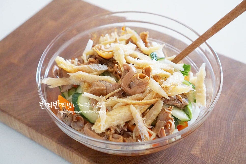 만들어둔 소스에 손질한 재료를 넣어줍니다. 골뱅이와 함께 다채롭게 더해주면 맛과 식감도 풍성하고 푸짐하게 먹기에도 좋습니다. 간이 스며들도록 버무려줍니다. 물이 생기지 않도록 양념을 숙성해두고 재료를 썰어 먹기 전 바로 버무리면 손님초대 음식으로 준비하기도 좋아요. 참기름과 깨소금을 넣고 완성해요.