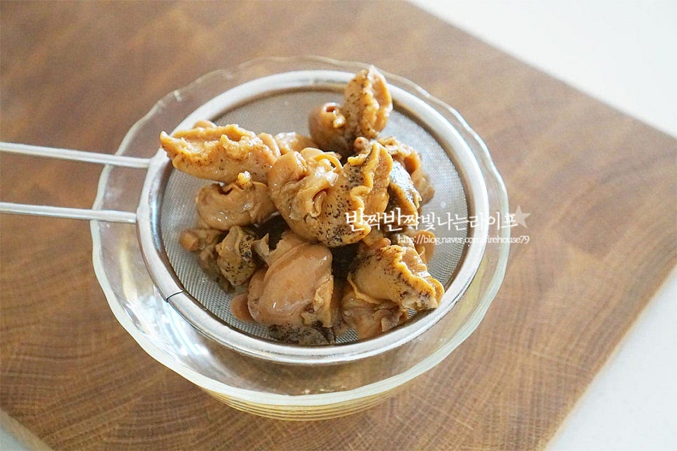 통조림을 연 뒤 체에 밭쳐 국물을 분리해줍니다. 크기에 따라 한입에 먹기좋게 2~3등분 하여 줍니다. 식감이 느껴지도록 세로로 길게 잘라주세요. 조금 큼직하게 썰면 쫄깃하게 씹는 맛이 좋아요.