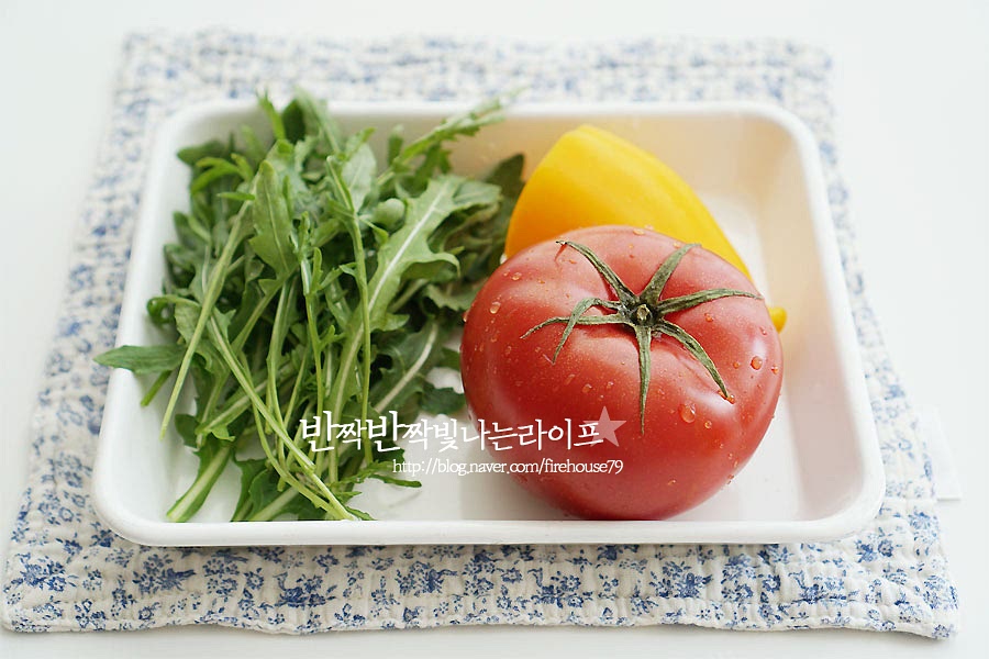 샌드위치만들기는 속 재료 손질만 하고 나면 절반은 만든 것이나 다름없어요. 채소는 깨끗하게 씻어줍니다. 토마토는 일정한 두께로 슬라이스하여 줍니다. 너무 두꺼우면 손에 쥐고 먹기 불편하니 먹기 좋게 썰어주었어요. 미니 파프리카는 꼭지와 가운데 씨를 제거하고, 토마토와 비슷한 두께로 썰어요.