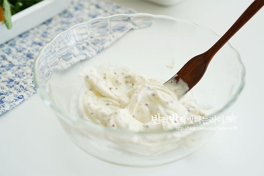 소스를 만들어줍니다. 재료가 조화롭게 어우러질 수 있는 초간단 소스에요. 마요네즈 2T, 홀그레인 머스터드 1t를 고루 섞어 주어요. 정말 쉽죠^^