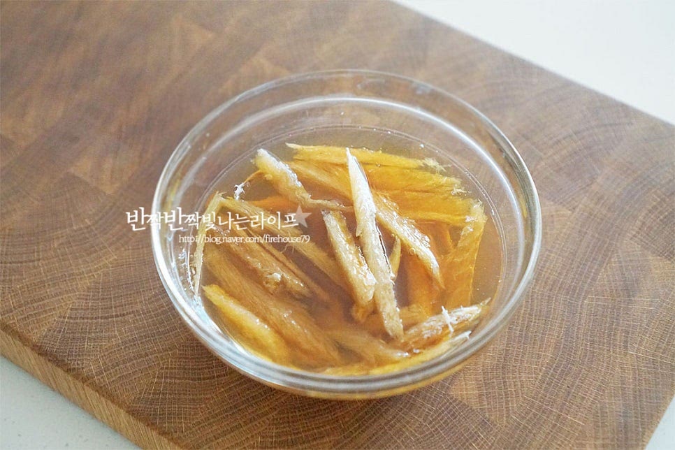 백종원 골뱅이무침에는 황태채가 들어가는데요. 북어채도 좋습니다. 바싹 마른 상태로 양념에 버무리면 소스가 그대로 흡수되어버리기 때문에 따로 담아준 통조림 국물을 부어 담그면 식감도 부드럽고 촉촉하고 간도 맛있게 스며들어요. 오이와 당근은 반으로 잘라 편으로 썰어주고, 대파도 길이를 맞추어 길게 어슷 썰어줍니다. 양배추와 양파는 채썰고 고추는 송송 썰어줍니다. 매운맛 정도에 따라 청양고추를 넣어주세요.