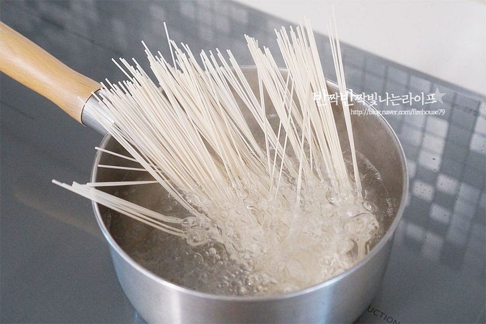 빠질 수 없는 소면도 맛있게 삶아요. 면의 굵기가 얇아 소스가 잘 어우러져 소면과 잘 어울리는데요. 같이 먹으면 비빔국수같이 더욱 맛나요. 끓는 물에 면을 넣어줍니다. 눌어붙지 않도록 살살 저어가며 익혀주고 파르르 끓어오르면 찬물을 부어주면 보다 탱글하게 면발을 삶을 수 있습니다. 그리고 찬물에 익은 면은 충분히 헹구어 물기를 털어줍니다. 매콤하게 버무린 골뱅이 소면무침을 푸짐하게 담아 완성합니다. 바로 만들어서 먹으면 아삭한 식감으로 시작하여 매콤새콤달콤한 감칠맛이 진하게 퍼지면서 소면을 비벼서 먹음 푸짐하기까지 합니다. 영상도 같이 담았어요. 골뱅이와 황태채를 같이 넣어 감칠맛을 깊게 살려주고, 아삭한 야채로 식감을 더하고 매콤하면서 신맛과 단맛이 적당히 어우러진 양념장으로 만든 무침으로 간단하게 요리할 수 있어요. 백종원 골뱅이무침 레시피로 맛있는 요리 만들어 드세요. 끄읕 !