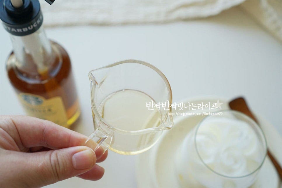 바닐라시럽을 넣어줍니다. 양은 당도에 따라 조절해 주시면 되어요. 시판용 스벅시럽으로 만들었어요. 바닐라빈이 들어간 수제 제품으로 만들면 단맛 깊이가 더 좋아요. 에스프레소 2샷 넣어주면 벌써 완성입니다. 요즘은 캡슐과 같은 머신으로 집에서 홈카페 즐겨 드시는 분들 많으실 텐데요. 기본 비율을 참고하셔서 입맛에 맞게 조절해주면 더 맛있게 드실 수 있을 것 같아요. 영상도 같이 담았어요. 달달하게 당충전 카페인충전 동시에 맛보았어요. 특유의 향이 매력이죠~ 집에서 즐기는 달콤한 커피맛 아이스 바닐라라떼 만드는 법 맛있게 만들어 즐기세요^^ 끄읕 !