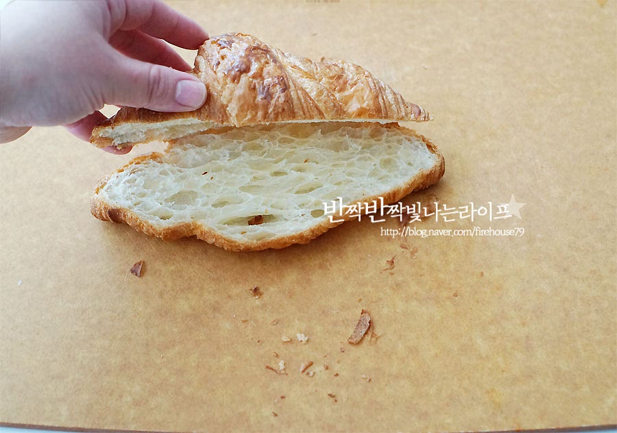 빵의 1/3 지점을 빵칼로 절반 정도 칼집을 넣어줍니다. 만들어 놓은 소스를 위아래로 골고루 발라주어요. 소스를 발라주면 맛도 좋지만 속재료로 인해 빵이 눅눅해지는 것도 잡아주어요. 가장 아래에 루꼴라를 올려주어요. 잎채소는 평평한 아래에 올려주면 모양 잡아주기 편해요. 그 위로 슬라이스 햄을 넣어주어요. 얇은 두께라서 여러 장 넣어주었는데 두꺼운 것이라면 양을 조절하여 넣어줍니다. 토마토와 파프리카도 올려요. 가운데에서 아삭한 식감을 살려주어요. 치즈를 올려 마무리해 주어요. 크로와상 샌드위치 정말 간단하죠. *고다 치즈를 넣어주었는데 모짜렐라, 체다 등 취향껏 준비해요. 홈브런치 메뉴로 간단하게 만들어 카페 못지않은 분위기 내며 맛있게 먹기 좋답니다. 냉장고 속 좋아하는 재료로 누구나 쉽고 맛있게 만들 수 있어요. 맛있는 브런치만들기 영상도 같이 보심 집에서도 멋스럽게 챙겨 드실 수 있어요. 빵 사이에 채소와 고기 종류인 햄, 칼슘 가득 치즈까지 넣어주어 맛도 좋고 영양도 골고루 챙길 수 있어요. 푸짐하고 든든하게 만들어 손에 쥐고 먹기 좋아요. 크로와상 샌드위치로 브런치 즐겨보는 건 어떠세요. 홈카페 단골 메뉴로도 즐겨먹기 좋답니다. 버터 풍미 가득한 빵에 영양과 정성을 담아 만들면 누구나 좋아하는 든든한 한 끼에요. 날씨 좋은 날엔 피크닉 메뉴로도 좋고요. 맛있게 만들어 즐기세요. 끄읕 !