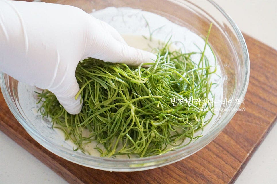 만든 전반죽에 세발나물을 넣고 전체적으로 어우러질 정도로만 버무려 줍니다. 최대한 얇게 옷을 입히기 위해 완전히 담가 섞지 않았습니다. 서로 어우러질 정도로만 섞어 적당히 집어요. 달군 팬에 식용유 넉넉히 두르고 얇게 펼쳐 올려줍니다. 얇게 올려주셔야 맛도 좋고 눅눅하지 않아요. 집어먹기 좋도록 작게 올려주었는데 팬에 크게 올려 구워주셔도 좋아요. 홍고추도 가운데 올려 구워줍니다. 가장자리가 노릇해지면 뒤집에 앞뒤로 구워줍니다. 생각보다 기름을 꽤 많이 먹기 때문에 약간 넉넉하게 넣어주셔야 고소한 풍미가 더 좋습니다. 앞뒤로 노릇하게 구워 뜨거울 때 바로 먹음 정말 맛있어요. 얇게 구울수록 씹는 맛도 좋고 고소함도 더 풍부합니다. 영상도 같이 담았어요. 봄날에 먹는 특별한 맛으로 세발나물요리는 바다의 향과 함께 산뜻 고소함이 전을 구워도 잘 어울려요. 주재료 이외에 별다른 게 들어가지 않아도 정말 맛깔나답니다. 세발나물전 맛있게 구워드세요^^ 끄읕 !