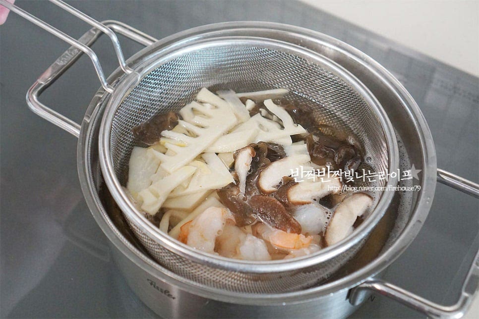 끓는 물에 표고버섯, 목이버섯 새우와 죽순을 넣고 살짝 데쳐줍니다. 이때 생강술(청주) 1 큰 술 넣고 같이 데쳐주었습니다.
