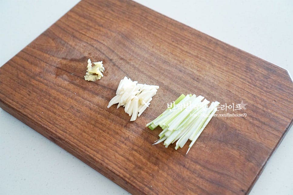 풍미를 더해줄 대파와 마늘은 채를 썰어 준비해 주고 생강은 잘게 다져 준비해 줍니다. 모든 재료는 먹기 좋게 채를 썰어줍니다. 표고버섯은 밑동을 제거하고 채를 썰고, 목이버섯과 죽순도 채를 썰어 준비해요. 팽이버섯과 부추도 길이 밸런스를 맞추어 썰어줍니다. 새우는 냉동 손질된 걸 해동하여 준비해 주었어요. 크기가 큰 것은 반으로 저며 썰어주셔도 좋아요. 녹말가루 2 큰 술, 물 3 큰 술 넣고 잘 풀어 녹말물을 만들어 둡니다.