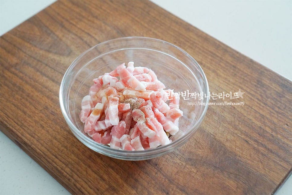 기호에 따라 준비해 주세요. 하나, 돼지고기는 채를 썰어 준비해 줍니다. 진간장 1 작은 술, 후추 약간 달걀 1/2개를 넣고 조물조물 밑간해요. 가볍게 밑간해준 뒤 녹말가루 1 작은 술 넣고 한 번 더 버무려 밑간합니다.