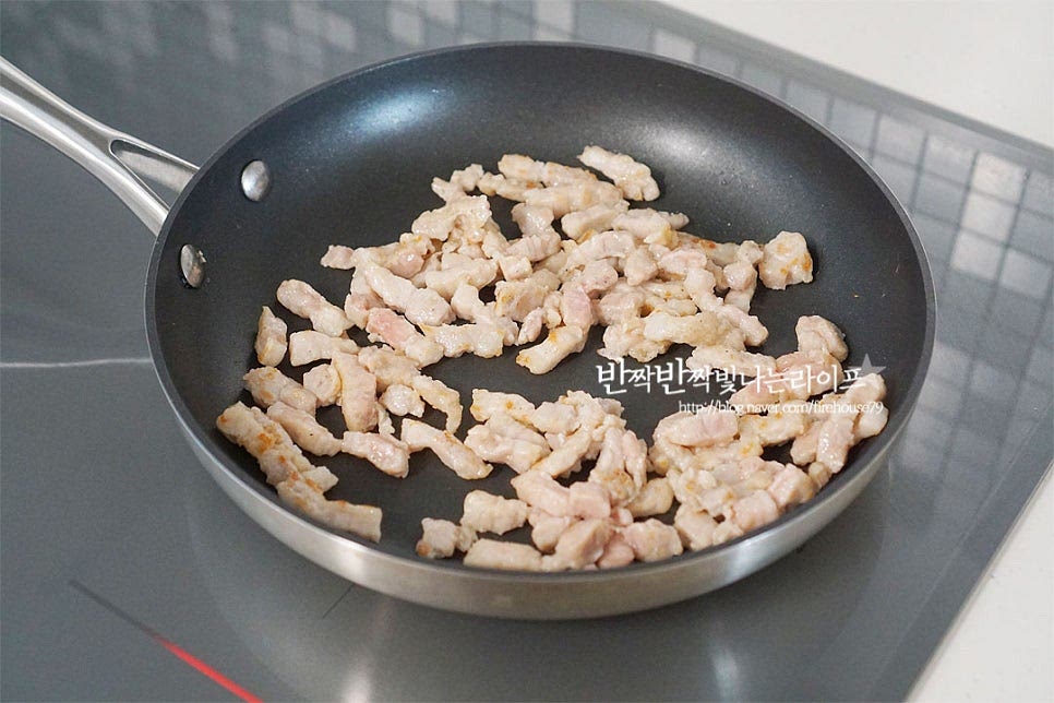 달군 팬에 식용유 약간 두르고 밑간하여둔 고기를 노릇하게 볶아 익혀줍니다. 볶은 고기는 그릇에 덜어 담아두고 식용유 3 큰 술 정도 두른 뒤 마늘, 대파, 생강을 넣고 향을 내어 볶아줍니다. 재료의 풍미가 올라오면 진간장 1 큰 술, 굴소스 1 큰 술 넣어줍니다. 간장향을 날려 살짝 볶아줍니다. 데쳐놓은 재료를 넣고 같이 볶아줍니다. 센 불로 빠르게 볶아주어요. 재료가 어우러지면 뜨거운 멸치 다시마 육수를 부어줍니다. 350ml 정도 넣어주었는데 재료의 양에 따라 가감하여 주세요. 자작하게 부어주었습니다. 육수를 넣고 끓어오르면 치킨스톡 1 작은 술, 설탕 한두꼬집 넣어줍니다. 치킨스톡은 농도에 따라 양을 조절하여 주세요. 설탕이 약간 들어가면 감칠맛이 더 풍부해집니다. 볶아두었던 고기도 같이 넣어줍니다. 재료가 어우러지면 만들어 두었던 녹말물을 조금씩 넣어가며 걸쭉한 농도를 맞추어 줍니다. 한 번에 넣으면 뭉칠 수 있어 조금씩 넣어가며 농도를 맞추어 줍니다. 부추와 팽이버섯을 넣어줍니다. 간을 보고 소금, 후추로 맞추어 주세요. 참기름 1 큰 술을 넣고 마무리합니다. 마지막에 참기름 풍미가 확 살아요~ 먹기 좋게 그릇에 담아내면 다채로운 재료 들어 어우러져 정말 근사한 중국요리 완성이에요. 유산슬 만드는법 그대로 드셔도 좋고 덮밥으로 즐기고 싶을 땐 밥과 같이 곁들여 주시면 됩니다. 그대로 먹어도 좋고 밥이랑 먹어도 든든하게 잘 어울려요. 영상도 같이 담았어요. 굴소스로 맛을 내어 감칠맛 깊은 풍미 가득~ 유산슬 만들기 맛있게 만들어 드세요^^ 끄읕 !