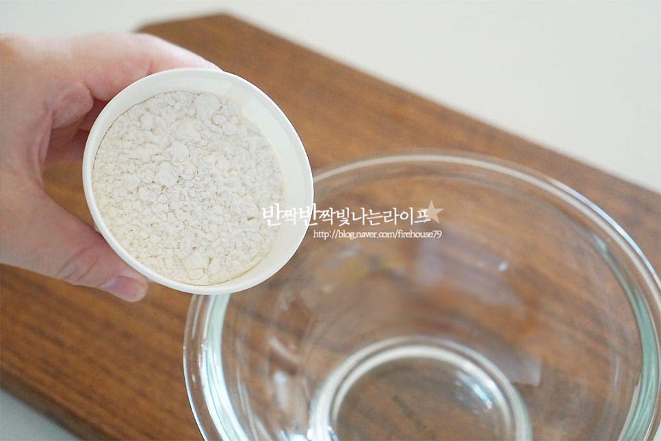 튀김가루와 탄산수로 바삭바삭한 반죽을 만들어 줄 것이에요. 보통 반죽을 만들 때 차가운 물, 얼음 물, 맥주 등을 넣어 바~삭한 식감을 살려주는데요. 오늘은 톡톡 쏘는 플레인 탄산수로 식감을 살려 반죽을 만들어 주었답니다. 먼저 볼에 가루를 넣어줍니다. 탄산수를 동량 넣어줍니다. 한 번에 다 넣지 않고 절반 정도 넣어 가볍게 섞은 뒤 농도를 보아가며 조절해 주시면 되어요. 꼭 차가운 상태로 넣어주시고, 얼음을 넣으신다면 얼음이 녹는 정도를 가감하여 반죽 농도를 조금 더 걸쭉하게 잡아주셔야 해요. 가볍고 빠르게 섞어 줍니다. 묽은 듯한 정도가 튀김옷이 너무 두껍지 않게 입혀져요. 오래 저으면 오히려 식감이 떨어지니 가볍게 저어 섞어주시면 됩니다. 저는 참치액 1/2 큰 술을 넣고 섞어 감칠맛을 더해주었어요. 어느 정도 간이 되어있어 약간 같이 넣어주면 감칠맛이 더 좋아요.