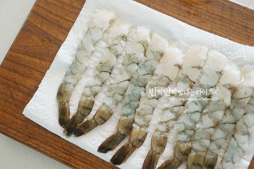 튀김용으로 일자로 손질한 뒤 급랭한 노바시새우를 준비했어요. 생물을 준비하셨다면 머리와 내장, 꼬리 부분의 물총을 제거하여 준비하여 주시면 됩니다. 냉동새우요리 하기에 앞서 가장 중요한 건 냉장실 또는 차가운 물에 담가 해동한 뒤 물기를 완전히 제거해 주는 것이에요. 물기를 꼼꼼하게 제거해 주세요~