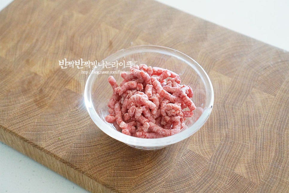 소고기는 다진 것을 준비한 뒤 핏물을 제거해 줍니다. 불고깃감이나 구이용을 잘게 썰어주셔도 좋아요. 크기가 작아서 고소한 맛이 풍부하고 아이들이 먹기도 좋답니다. 달콤 짭조름한 간장 양념을 해주는데요. 진간장 1 큰 술, 황설탕 1/2 큰 술 간 마늘 1/2 작은 술, 참기름 1/2 큰 술 맛술 1 작은 술, 후추 약간 뿌려 밑간해줍니다. 간에 따라 간장과 설탕을 조절하여 단맛과 짠맛을 맞추어주세요. 양념이 스며들도록 잘 버무려줍니다.
