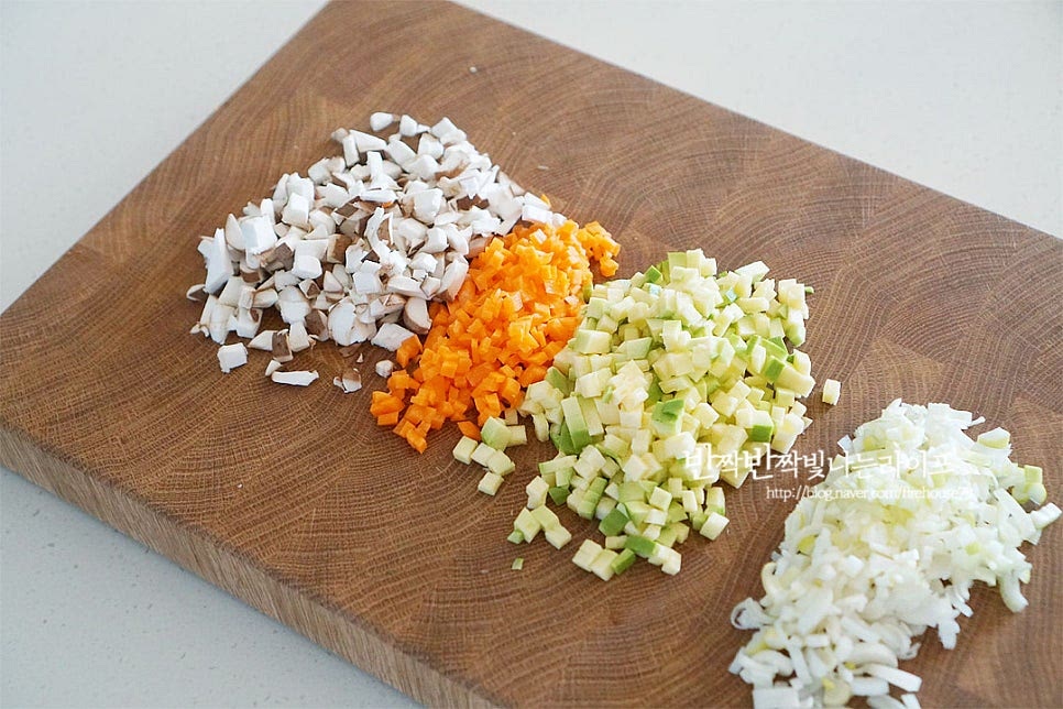 야채를 종류별로 다양하게 준비한 뒤 잘게 다져썰어줍니다. 당근, 애호박, 대파는 잘게 자르고, 표고버섯은 밑동을 자른 뒤 잘게 썰어주었습니다. 파기름을 내어줄 것이라 대파는 흰 부분을 넣어주었어요. 그 외 파프리카나 피망, 양파 등 남는 자투리 채소를 활용하면 좋습니다.