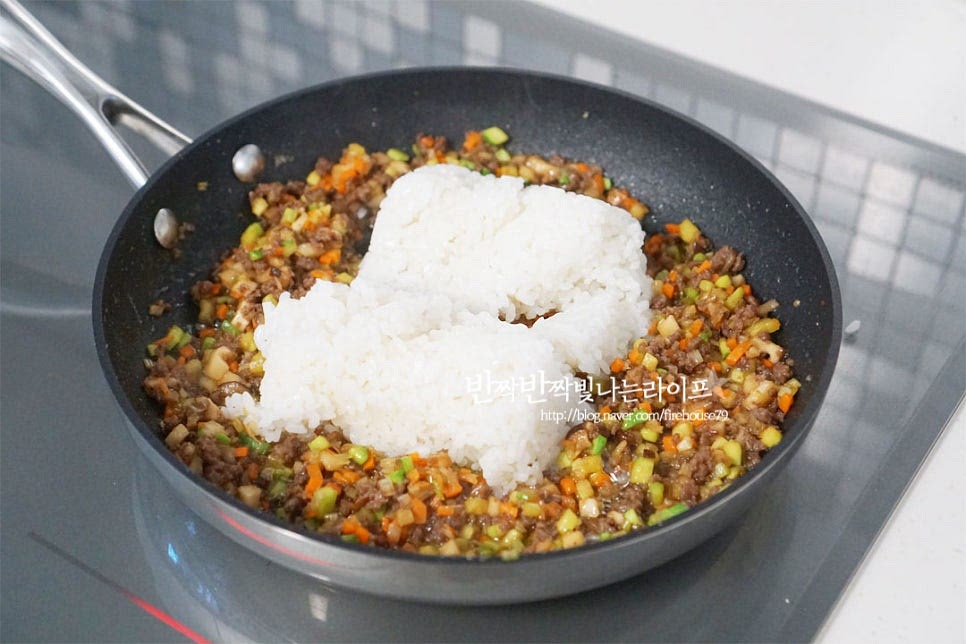 야채가 절반 정도 익으면 밥을 넣어줍니다. 볶음밥을 만들 때는 밥알의 식감을 살리기 위해 식은 밥 또는 즉석밥을 데우지않고 넣어주면 고슬고슬 질퍽이지 않고 밥알이 탱글탱글하고 맛있게 어우러진답니다. 밤이 야채와 고르게 섞이면 한쪽으로 밀어두고 진간장 1 작은 술을 넣고 태워줍니다. 간장을 지글지글 태워주면 불향을 내는 것과 같은 풍미를 낼 수 있어요. 향이 날 수 있도록 태운 뒤 함께 섞어 볶아주세요. 부족한 간은 소금으로 해준 뒤 마무리해요. 고소한 풍미를 더해주고 싶다면 버터 10g 또는 참기름 약간 넣어주면 마지막의 풍미를 풍부하게 느낄 수 있어요. 다진 소고기에 달콤하면서 짭조름한 간장소스로 간을 하여 불고기 간장볶음밥 맛도 나면서 야채가 푸짐하게 들어가 조화롭게 어우러진답니다. 영상도 같이 담았어요. 별다른 반찬 없이 한 그릇 든든한 요리로 재료를 모두 잘게 자른 뒤 밥과 볶는 간단한 볶음밥 레시피로 아이 밥 메뉴나 도시락 메뉴로도 좋답니다. 다진 소고기볶음밥 레시피로 간단하고 맛있는 요리 즐겨보세요. 끄읕 !