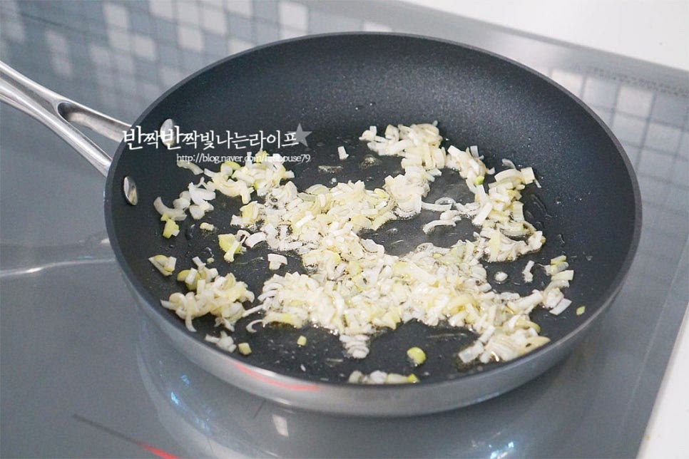 달군 팬에 식용유 2 큰 술 두르고 파를 볶아 달큰하고 향긋한 파기름을 내어줍니다. 대파가 나른하게 볶아지면 양념해둔 소고기를 볶아주어요. 덩어리지지 않도록 살살 풀어가며 익혀 식감을 살려줍니다. 밑간하지 않고 고소하게 볶아도 맛있지만 소불고기 양념같이 단짠으로 밑간하여 볶으면 아이들과 같이 먹기에 좋답니다. 다진 소고기가 익으면 썰어둔 야채와 버섯을 넣어줍니다. 재료가 서로 어우러질 수 있도록 볶아줍니다.