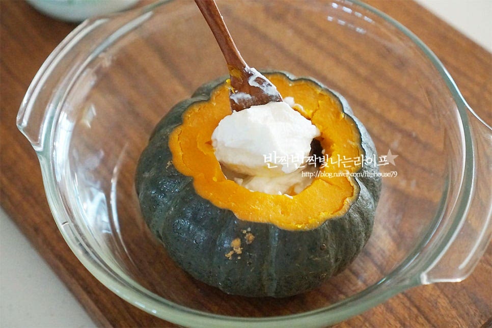 뜨거워서 한 김 식혀준 뒤 속을 그릭 요구르트로 채워줍니다. 작은 숟가락으로 모양을 잡아가며 넣어줍니다. 밀폐용기에 담아 냉동실에 30분~반나절 정도 넣어줍니다. 얼리는 정도는 취향껏이라 시간을 조절해 주시면 됩니다. 만들어 먹어보니 저는 꽁꽁 언 것보다는 2/3 정도 언게 더 좋더라고요. 냉동실 깊숙이 넣어두었다가 꺼내었어요.