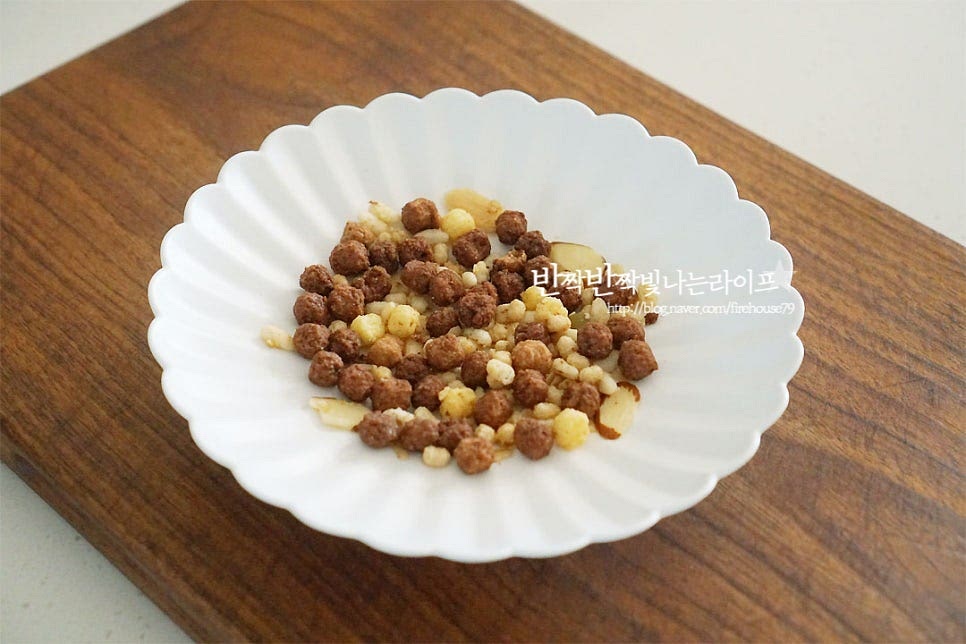 그릇에 그래놀라를 담아줍니다. 취향껏 견과류를 곁들여도 좋아요. 그 위로 얼린 미니단호박을 올려줍니다. 먹음직스럽게 그릭 약간 더 올려주었어요. 뚜껑과 함께 허브 하나 올려주면 근사한 디저트 완성입니다. 에그슬럿도 정말 좋아하는데 따뜻한 버전 말고 그릭으로 속을 채워 얼려서 먹는 그 맛도 색달라요. 아이스밤호박요거트 시원 새콤달콤한 매력~ 영상도 같이 담았어요. 시원한 여름의 맛 달게 먹고 싶을 땐 꿀이나 시럽 곁들여 주시고요. 당도 높은 제철엔 그냥 먹어도 맛있어요. 시원하게 즐기는 아밤요 맛있게 만들어 드세요^^ 끄읕 !