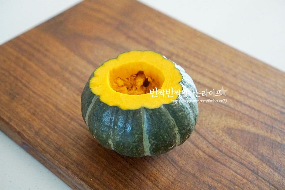 귀여운 미니 사이즈 단호박은 윗부분을 조금 넉넉하게 잘라줍니다. 크기가 작아 자르기 어렵지 않지만 칼질이 서툴다면 전자레인지 1분 정도 돌린 뒤 한 김 식혀 잘라주시면 잘 잘라집니다. 가운데 씨와 속을 숟가락으로 파내어 제거해 줍니다. 비워낸 속 안으로 그릭요거트를 넣어줄 것이에요. 레시피가 정말 간단하기 때문에 두 가지 재료를 좋아하신다면 만들어 드셔보세요^^