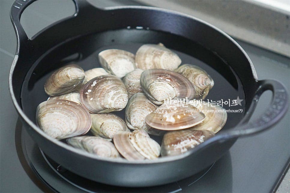해감한 백합과 물을 부어줍니다. 조개탕으로만 먹는다면 잠길 정도로만 부어주고, 면까지 같이 곁들인다면 저와 같이 조금 더 넉넉히 부어주세요. 저는 대략 1.5L 정도 부어주었어요. 조개탕 끓이는법 팁~ 재료에서 맛있는 감칠맛이 나오지만 다시마 한 조각 같이 넣어주면 국물이 더 깊어진답니다. 다시마는 5분 정도 같이 끓여주다가 먼저 건져내어 줍니다. 해산물 비린 맛을 잡아주기 위해 생강술(청주) 1 큰 술을 넣어줍니다. 보글보글 끓어오르면 편으로 썬 마늘도 같이 넣어줍니다. 조개가 하나둘씩 입을 벌리기 시작해요. 입을 벌린 것은 잘 익은 것이고 끝까지 다문 것은 속이 비거나 상태가 좋지 않은 것이니 먹지 않는 게 좋아요. 중간중간 거품을 걷어가며 끓여줍니다. 모두 입을 벌리면 대파와 고추를 넣어줍니다. 간을 보고 부족하다면 소금으로 맞추어 줍니다. 별다른 재료가 들어가지 않아도 뽀얀 국물이 시원하게 우러났어요. 한입 먹어보면 국물이 끝내줘요 하는 멘트가 절로 나온답니다. 탱글탱글한 조갯살은 크기가 큰 만큼 식감도 좋고요. 씹을수록 바다향이 퍼지는 게 골라 먹는 즐거움이 가득해요.